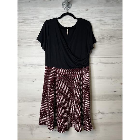 Gilli Dress Womens 3X Black Red Patterned Short Sleeve Surplice Fit Flare USA - Picture 1 of 9